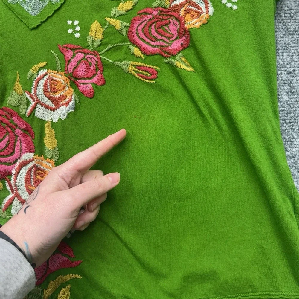 JW Los Angeles green blouse top embroidered roses women's Large w/ small stain - Picture 3 of 10